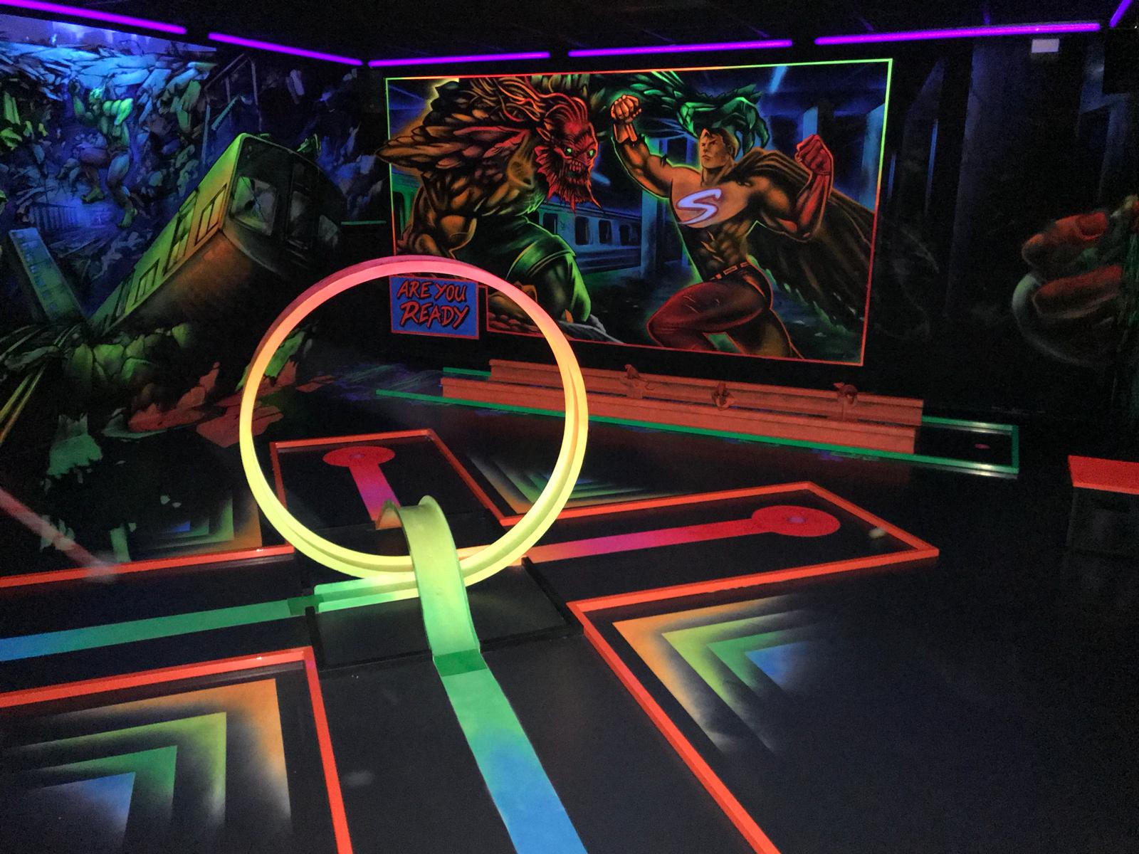Minigolf: Bahn 7 und 8 der Schwarzlichthalle