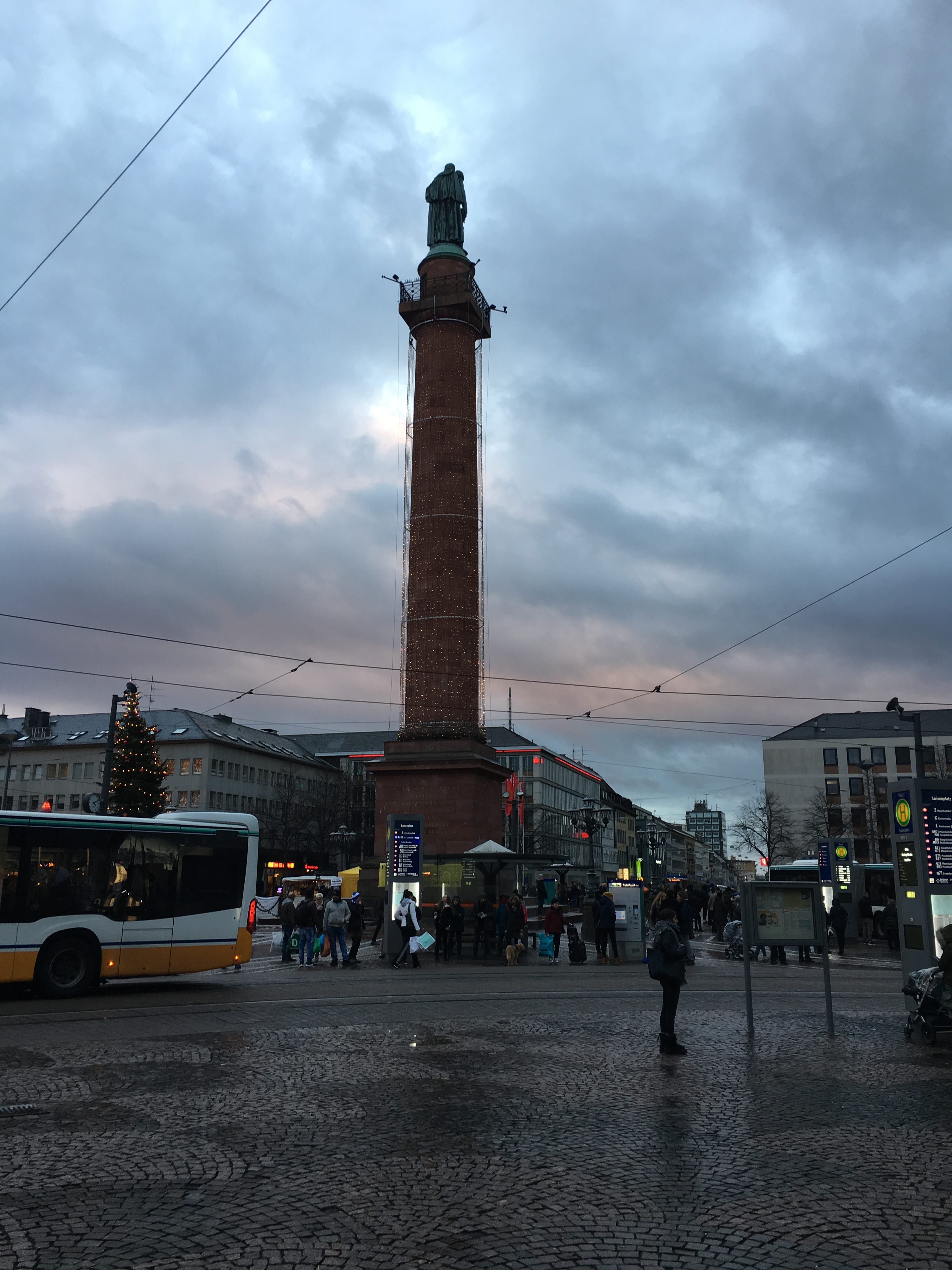 Am Langen Ludwig entlang verlaufen dutzende Lichterketten