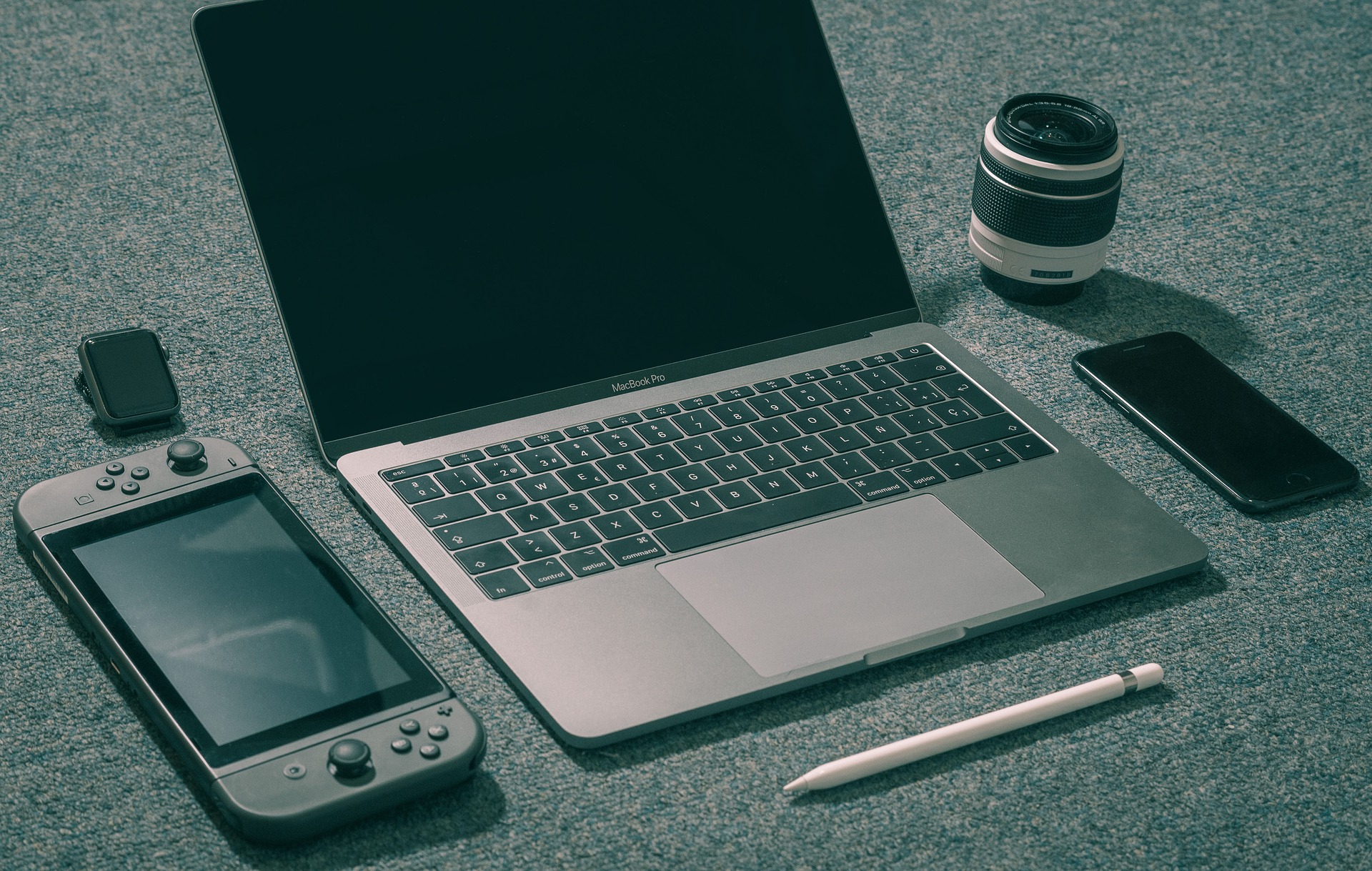 Symbolbild: Apple Pencil neben MacBook & Nintendo Switch