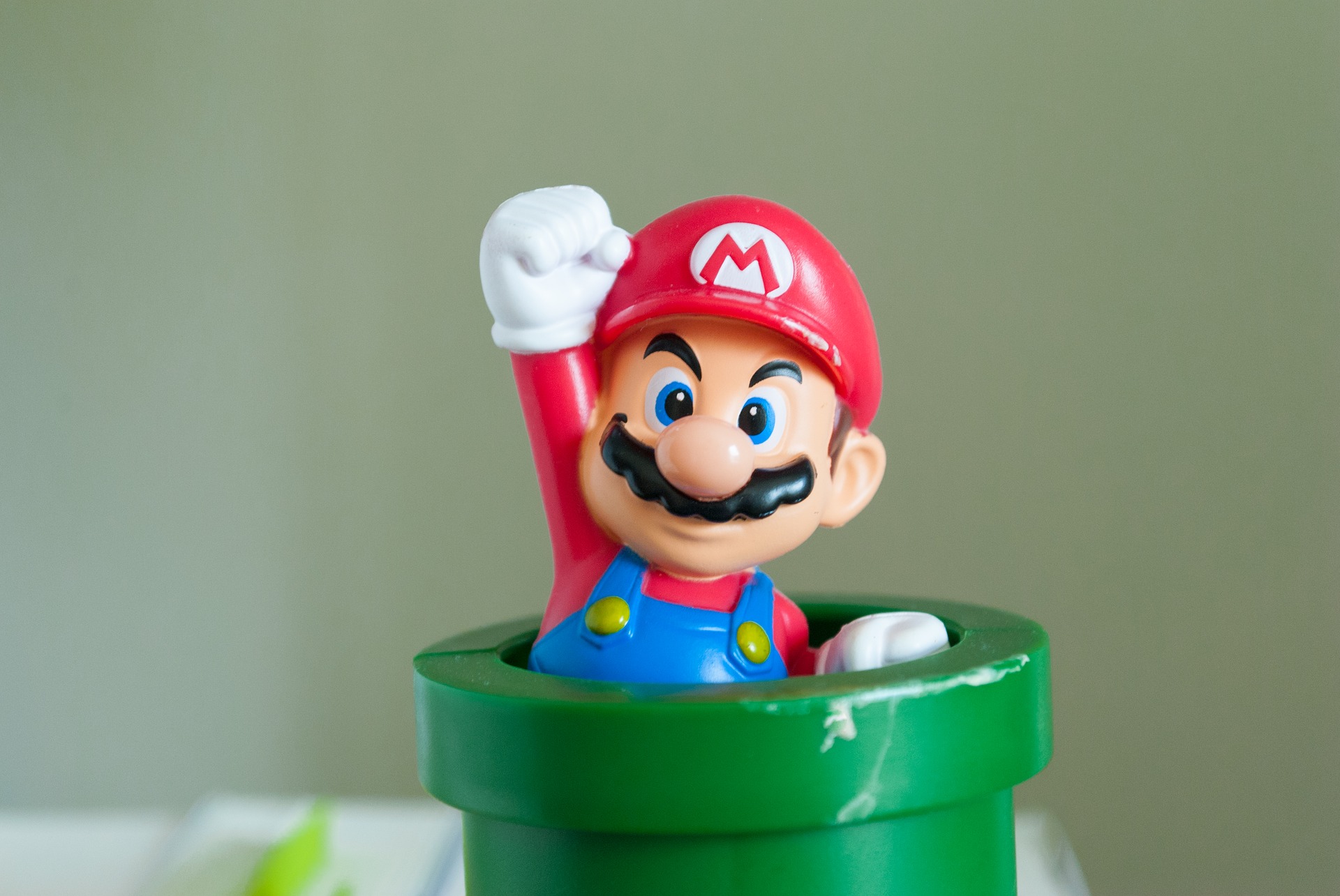 Symbolbild: Mario springt aus einer Röhre hinaus