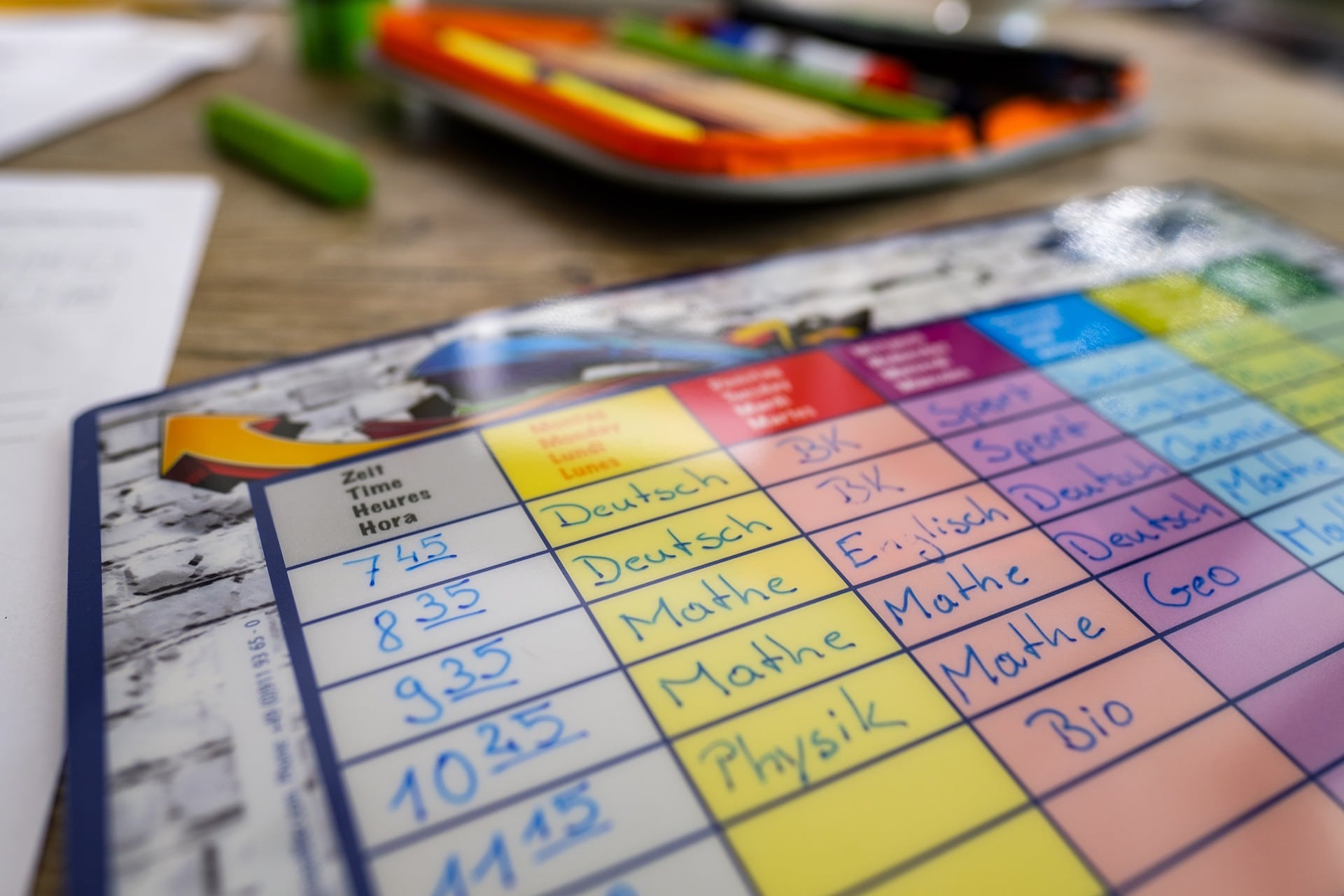 Symbolbild: Stundenplan auf Schreibtisch mit Mäppchen
