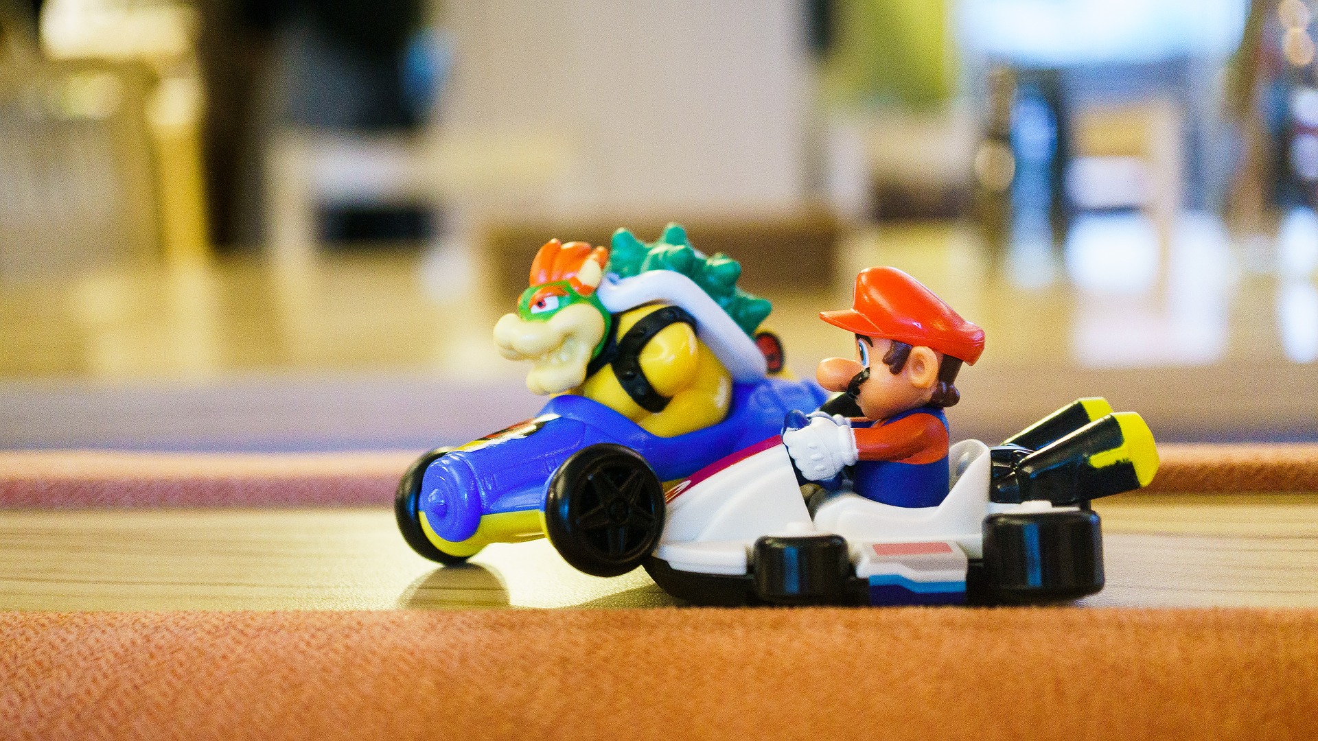 Symbolbild: Mario und Bowser treten in einem Kart-Rennen gegeneinander an.