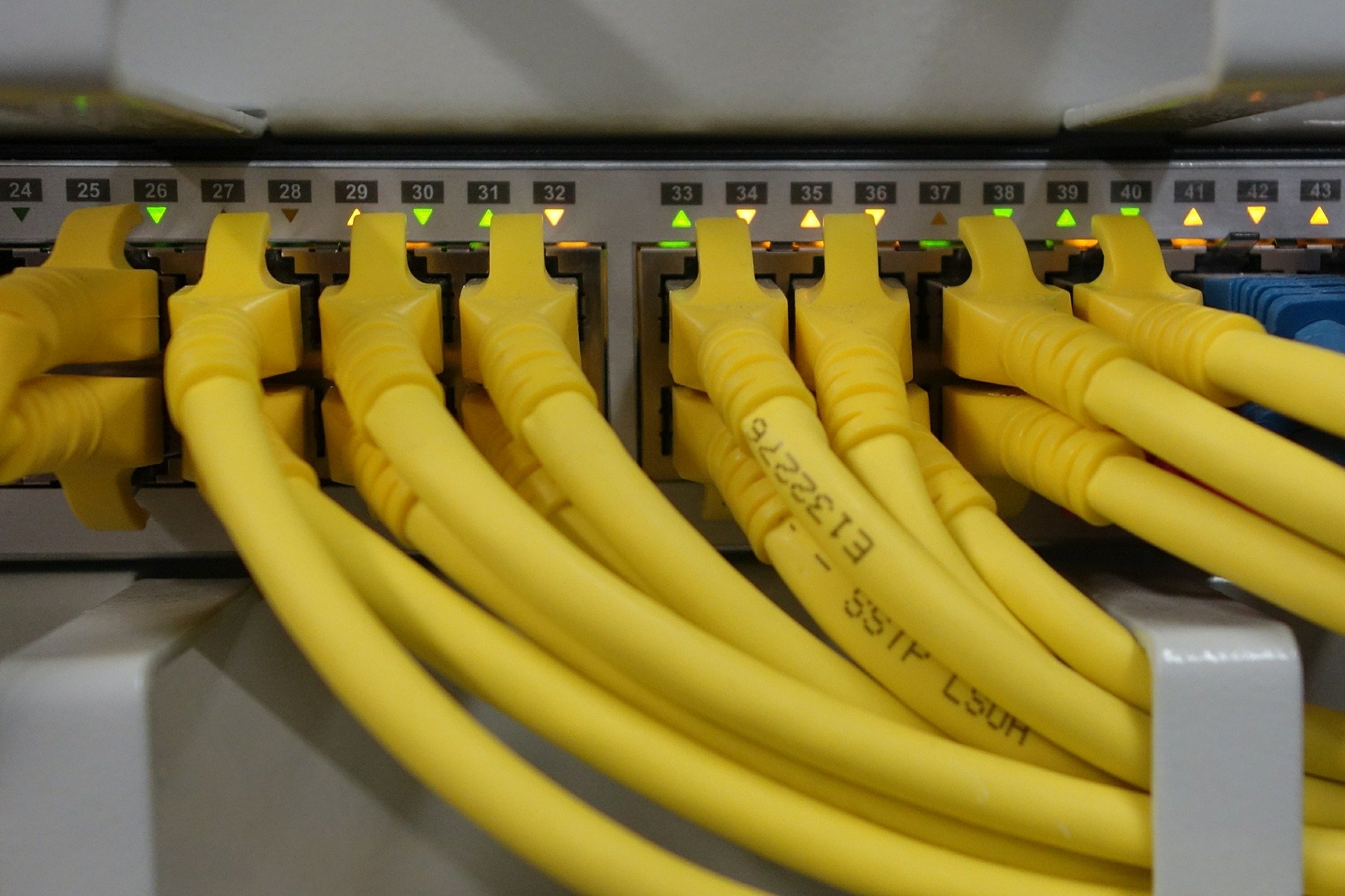 Symbolbild: Internet-Knotenpunkt bricht den 9Tbit/s Datendurchsatz