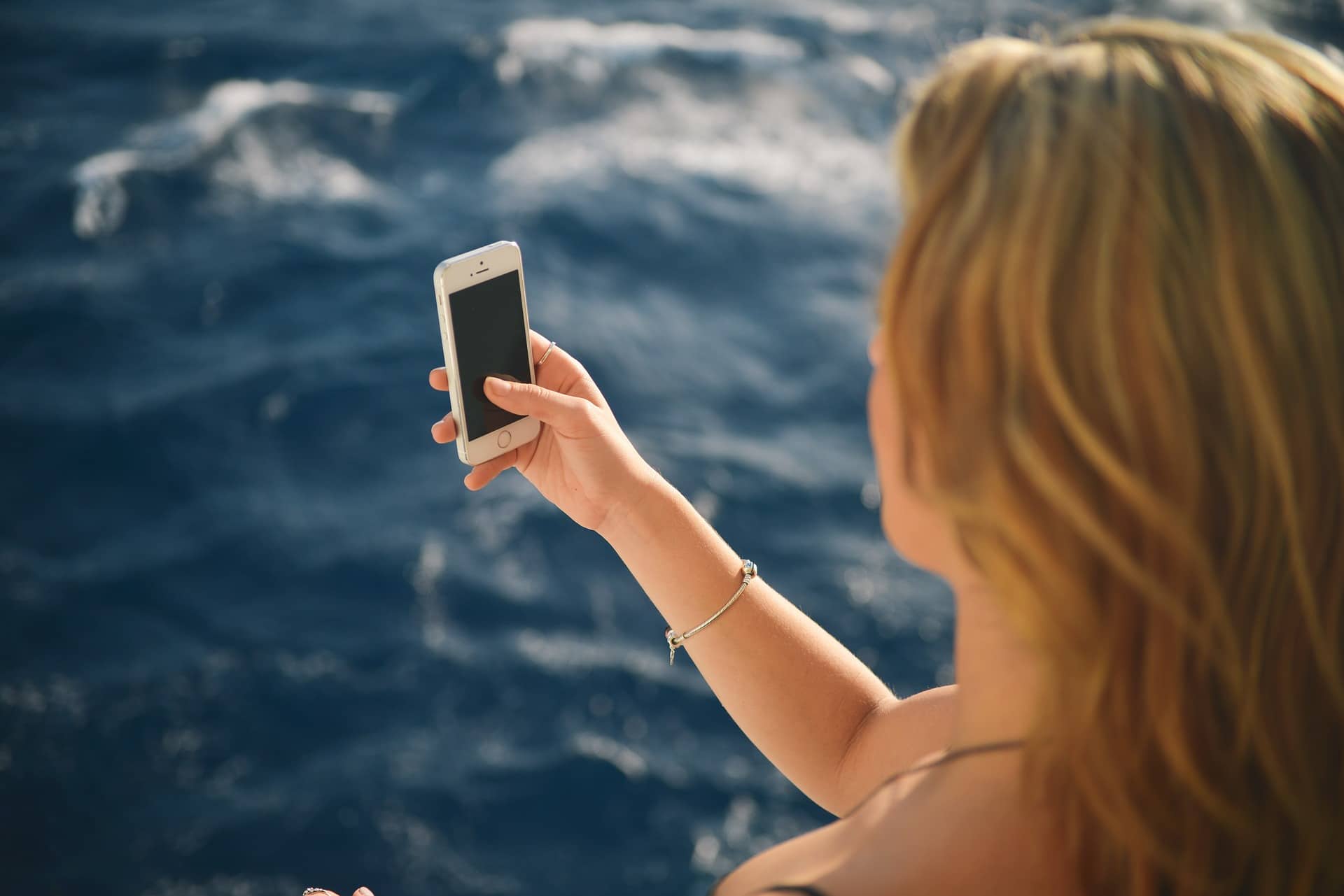 Symbolbild: Erstmals Wireless-Charging & Wasserschutz-Zertifizierung